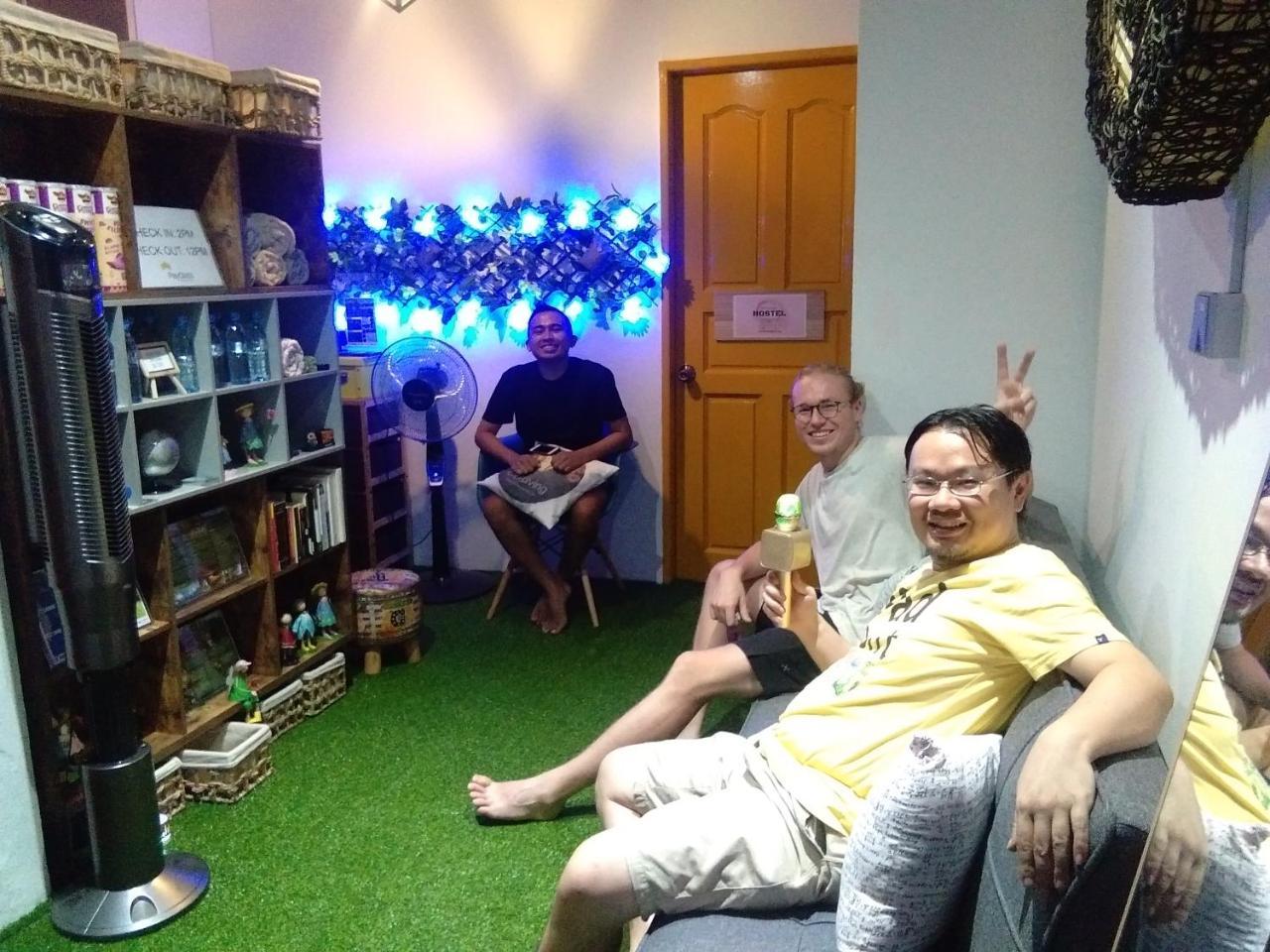 Co.Living Hostel Бандар Сери Бегаван Екстериор снимка