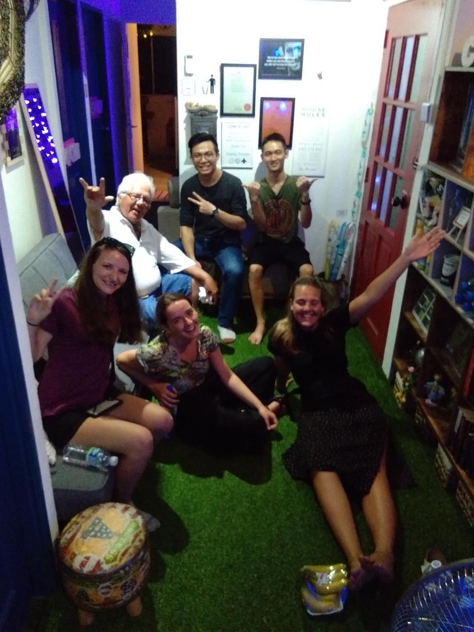 Co.Living Hostel Бандар Сери Бегаван Екстериор снимка