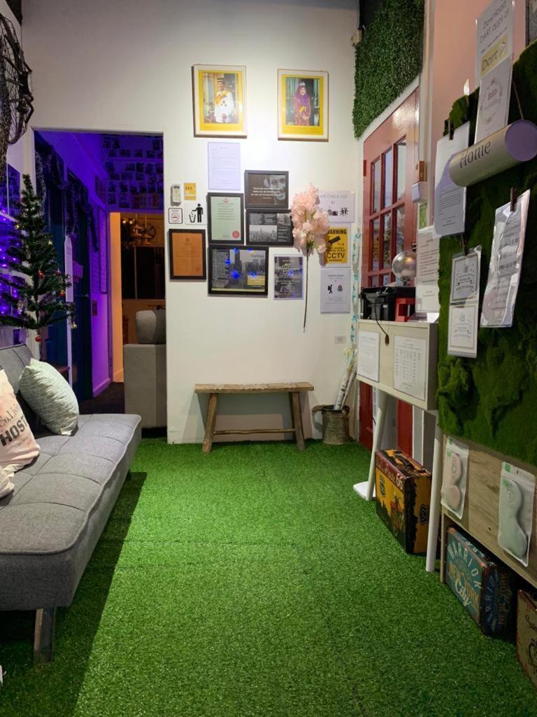 Co.Living Hostel Бандар Сери Бегаван Екстериор снимка